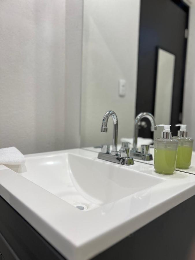 Hotel Tia Flora Леон Екстериор снимка
