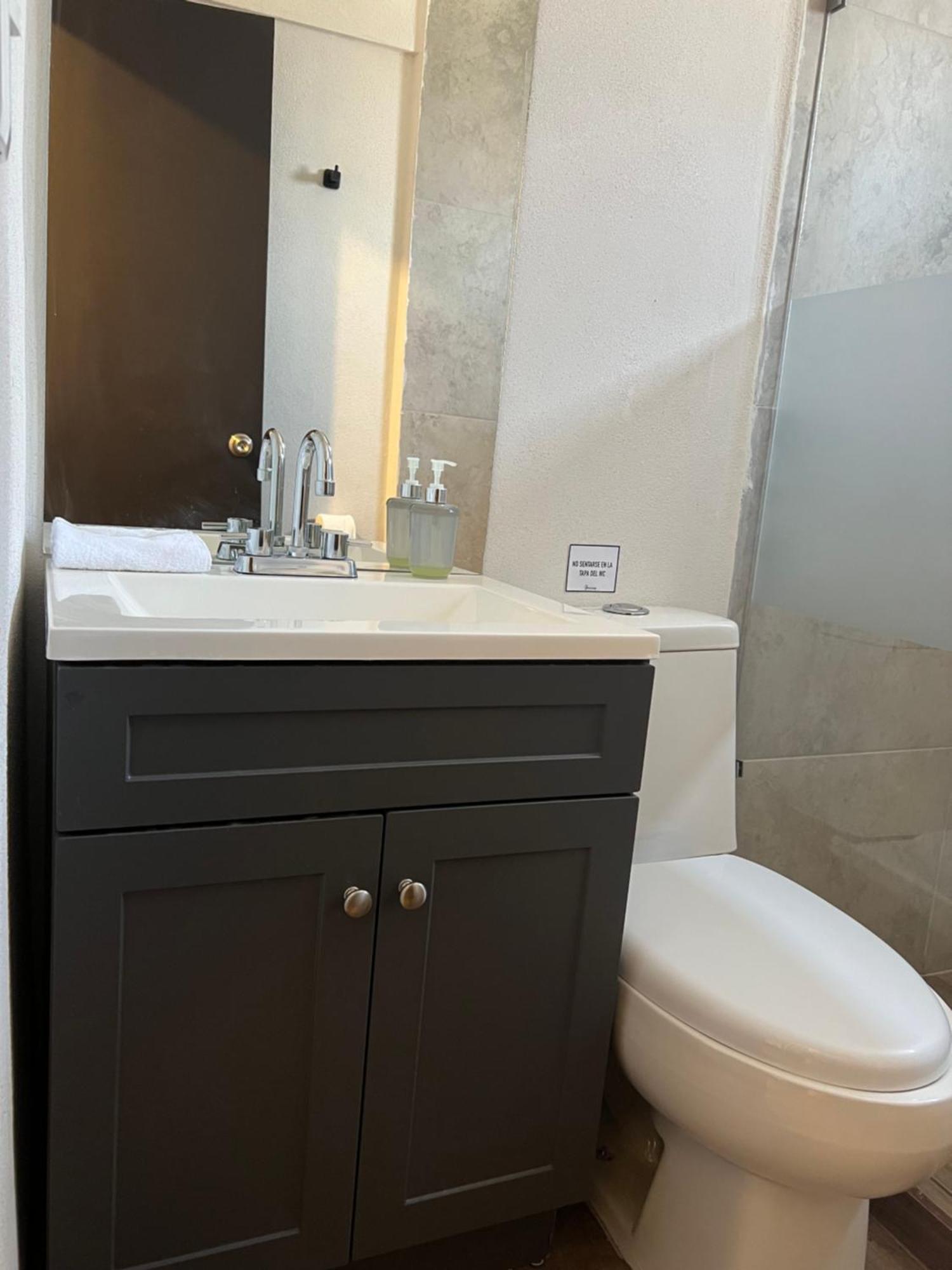 Hotel Tia Flora Леон Екстериор снимка