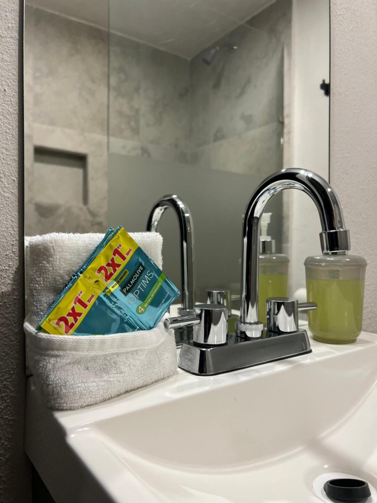 Hotel Tia Flora Леон Екстериор снимка